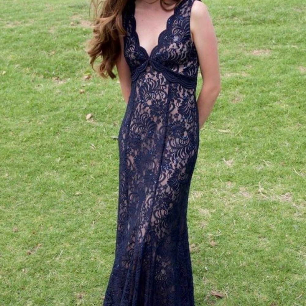 Timeless & elegant navy blue evening dress